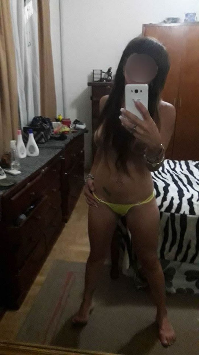 Mjujere caliente posando desnuda