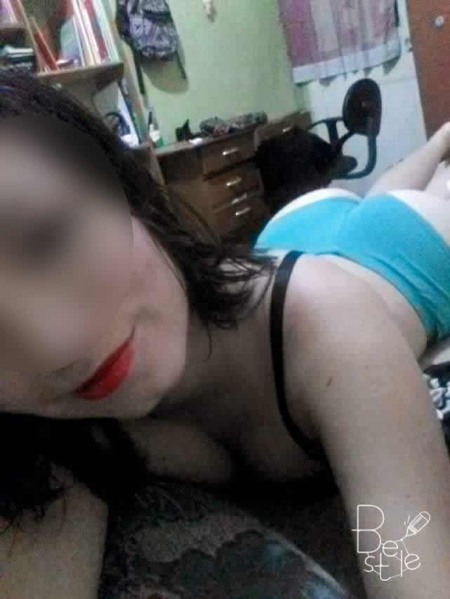 Putita de pucallpa toma fotos a su culo y tetas