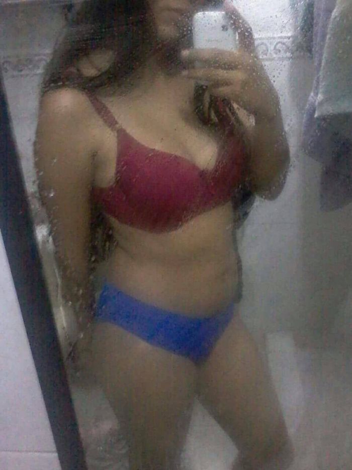 Jovencita caliente tomandose fotos caseras en el baño