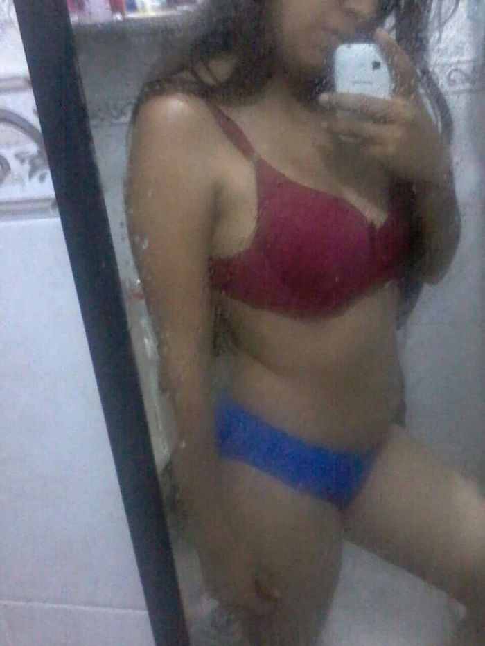 Jovencita caliente tomandose fotos caseras en el baño