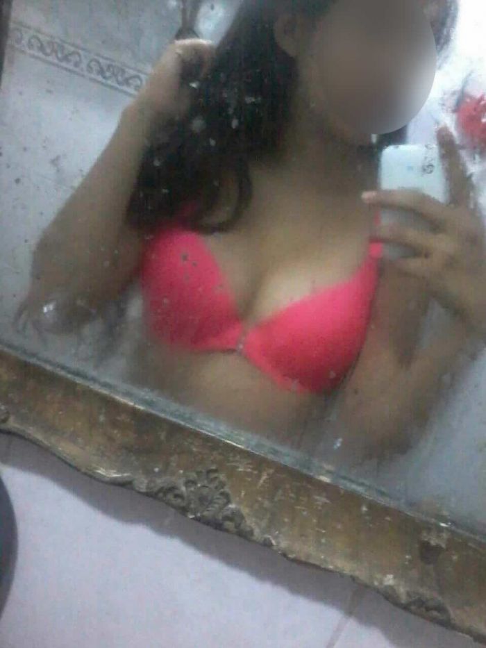 Jovencita caliente tomandose fotos caseras en el baño