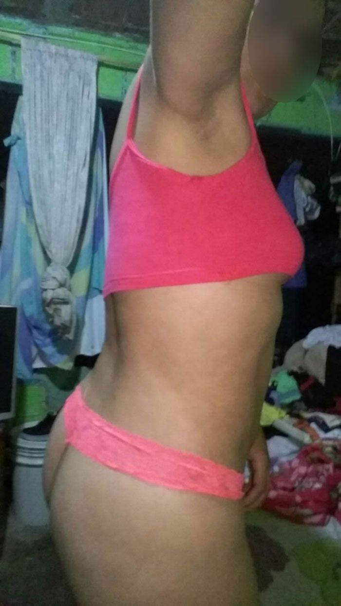 Esposa en tanga sexi en lenceria rosa