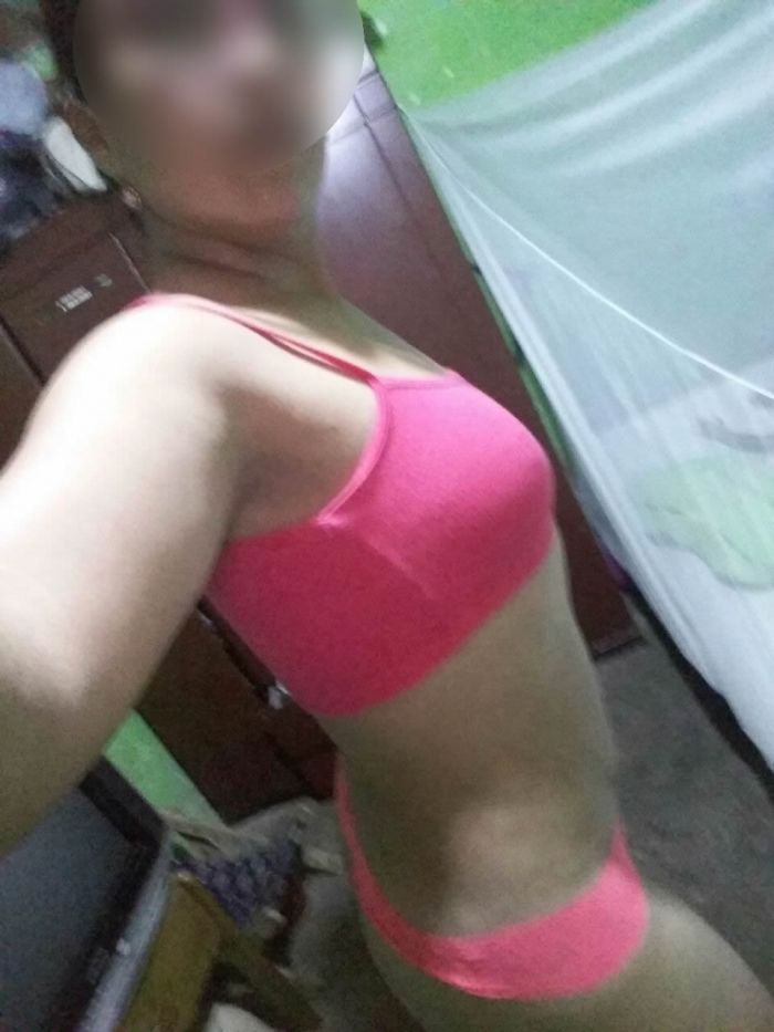 Esposa en tanga sexi en lenceria rosa