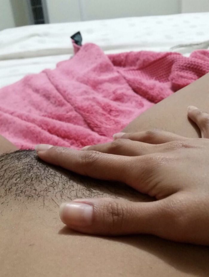 Sexy morena tocándose la vagina