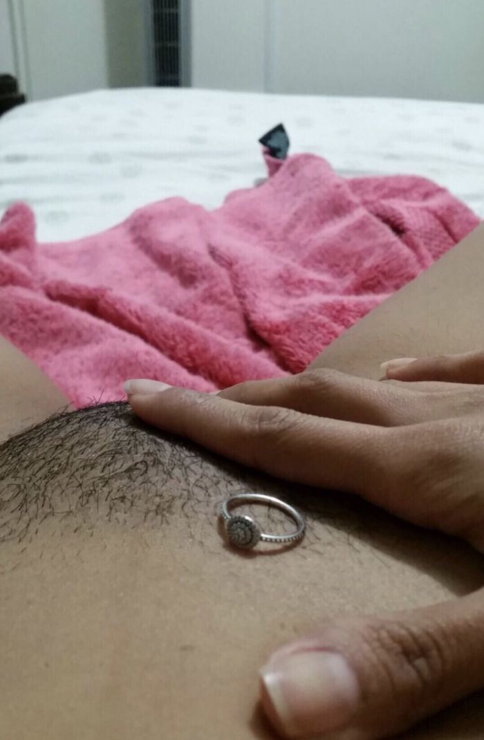 Sexy morena tocándose la vagina