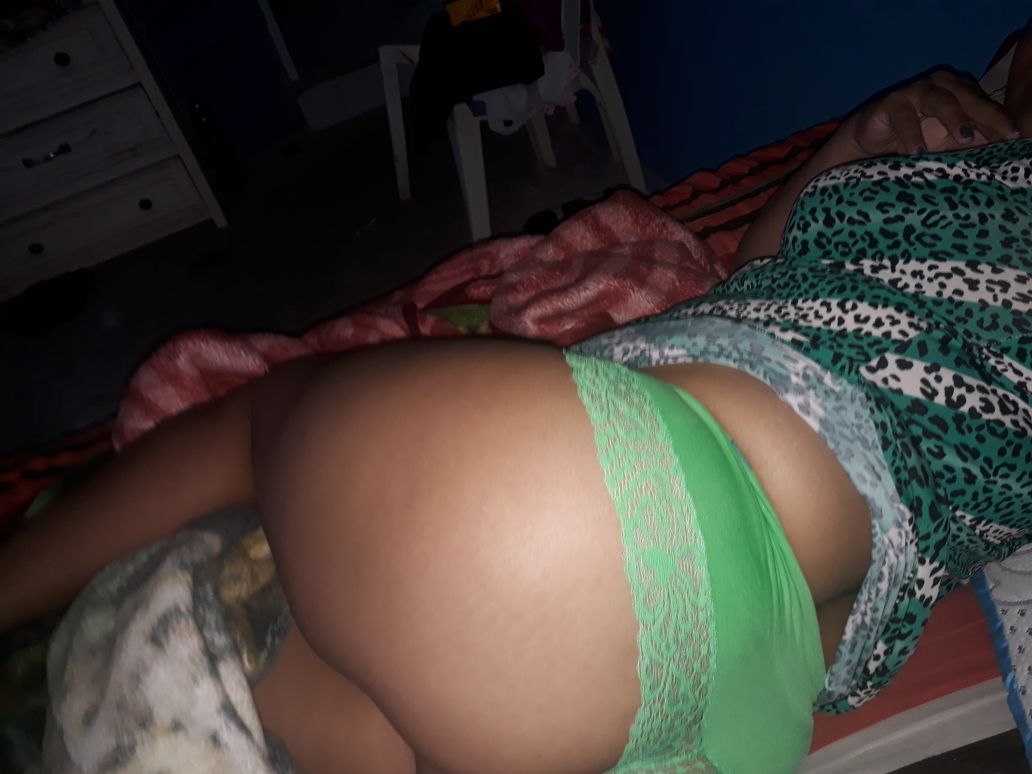 Morena hermosa le encanta el sexo anal