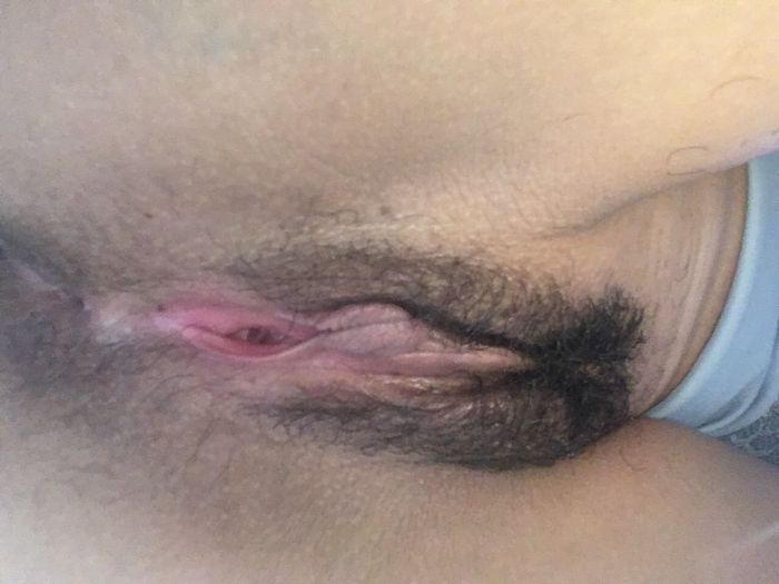 Coñito peludo después de correrme viendo porno lésbico