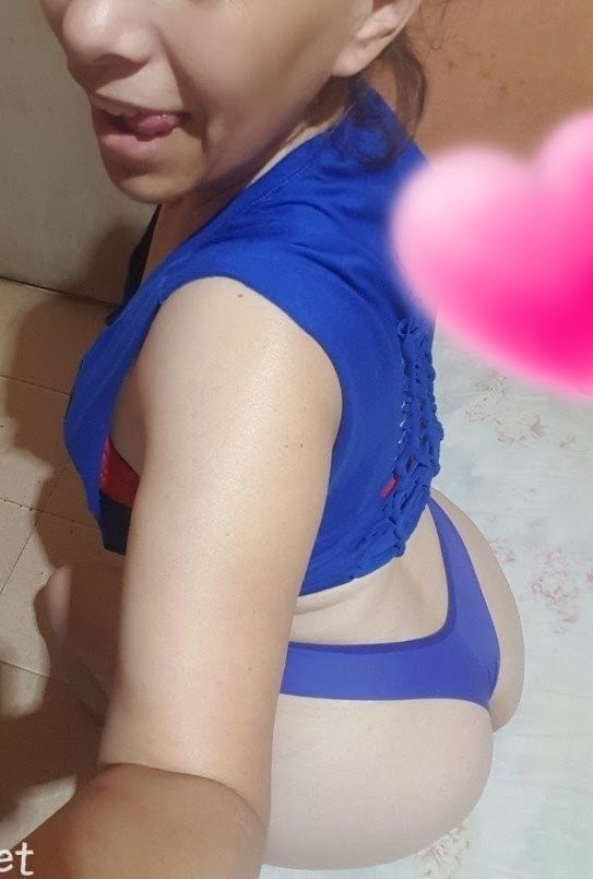 Mamá culona solita en casa quiere sexo