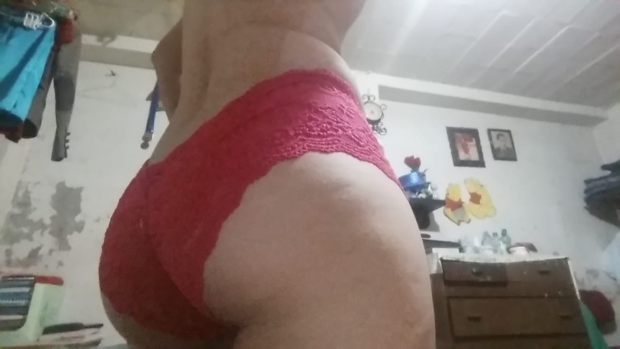 Las bragas rojas de mi mujer culona