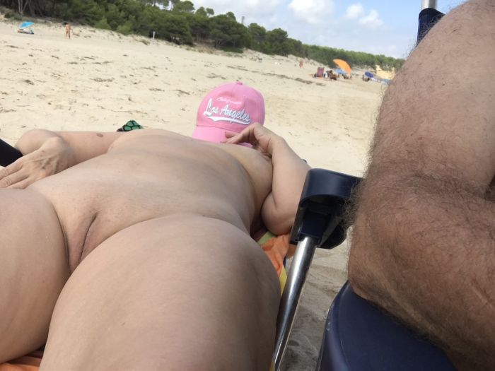 Siempre le gusta tomar el sol desnuda