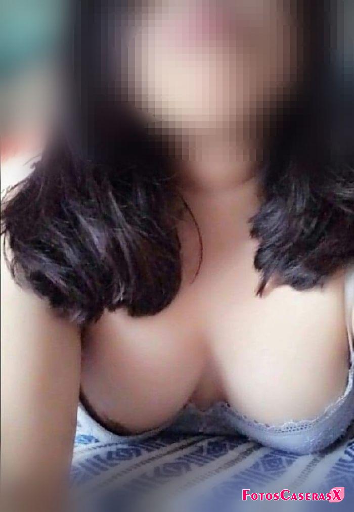 Mi hermosa putita mostrándonos su cuerpo virgen!