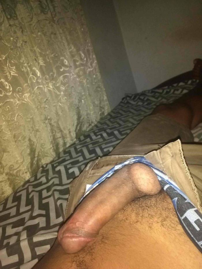 Tengo el pene parado y quiero culo