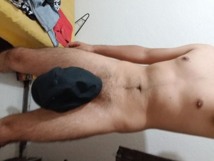 Desnudo, espero los gusten estaba algo nervioso