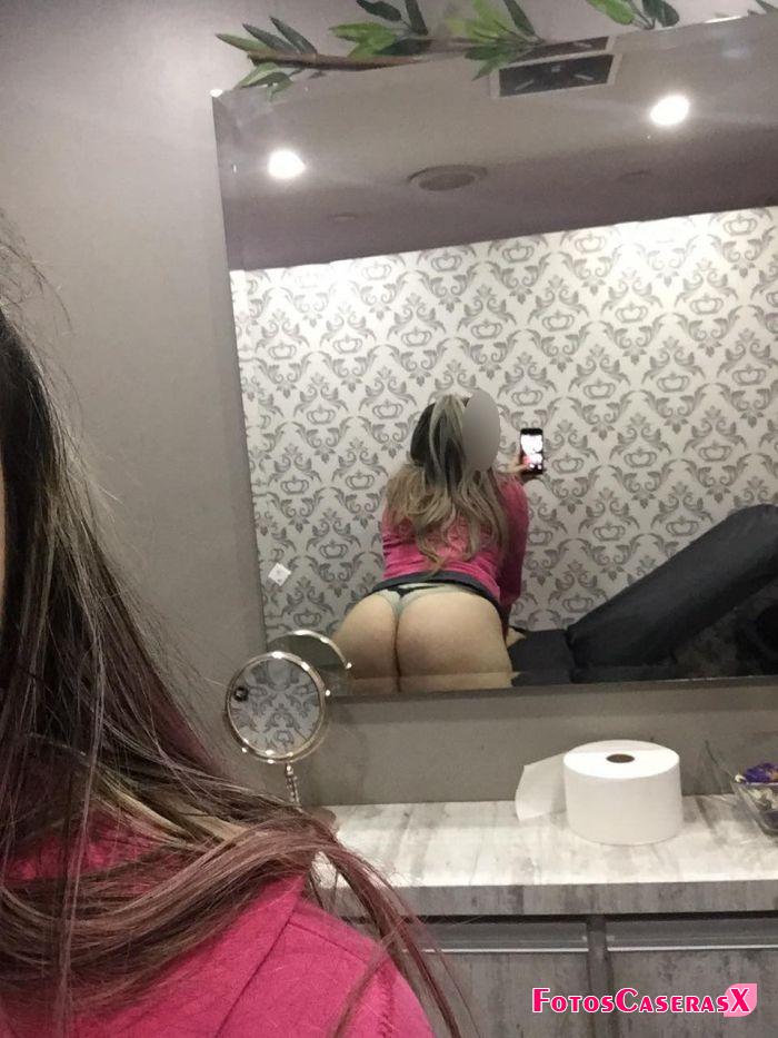 Mi novia culona me envía fotos desde el baño de su trabajo