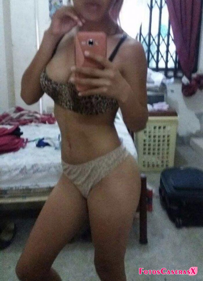 Rica jovencita de buenas tetas paraditas