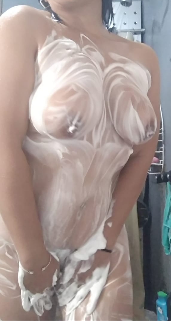 Las deliciosas tetas de mi mujer ardiente