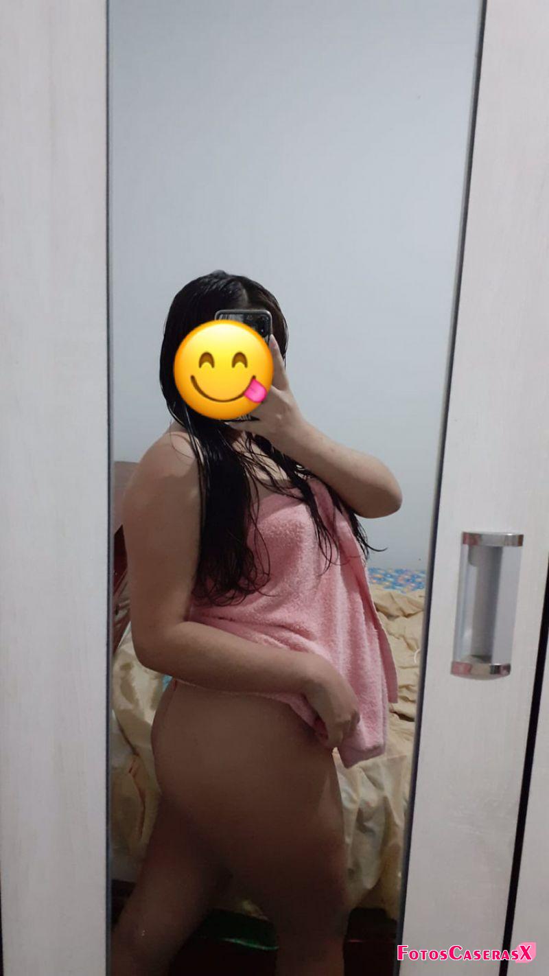 Espero les gusta mi trasero y mis pequeños senos