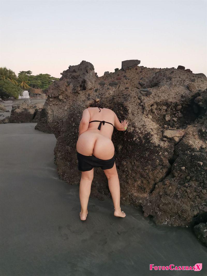 Mi mujer mostrándose rica en la playa