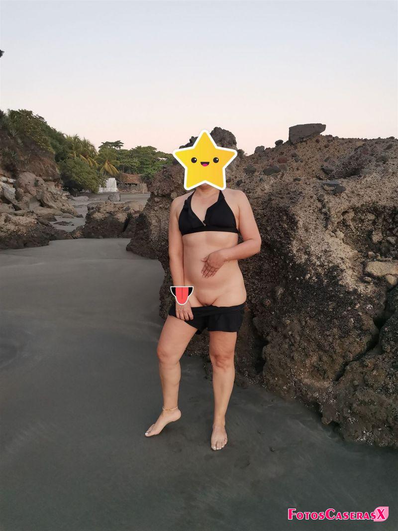 Mi mujer mostrándose rica en la playa