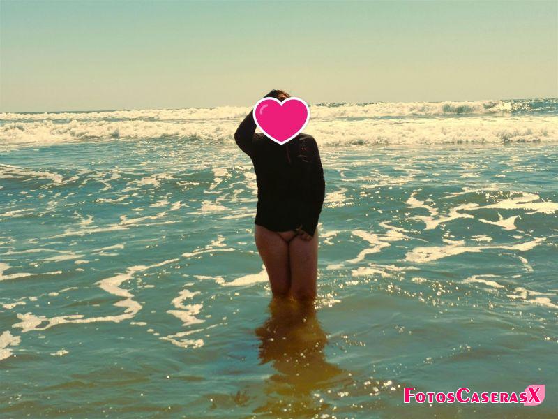 Mi mujer mostrándose rica en la playa