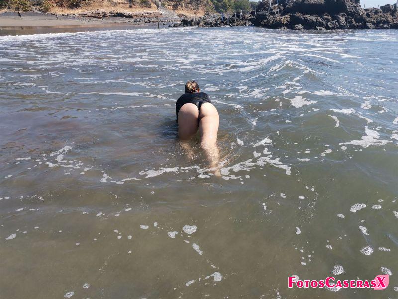 Mi mujer mostrándose rica en la playa