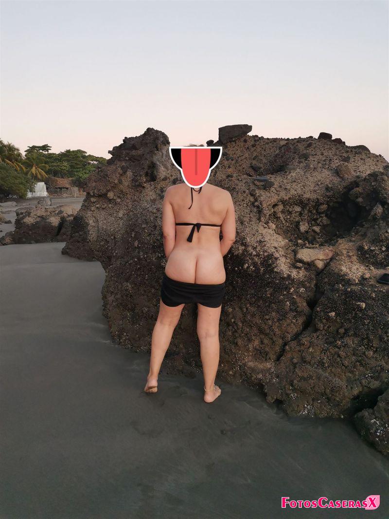 Mi mujer mostrándose rica en la playa