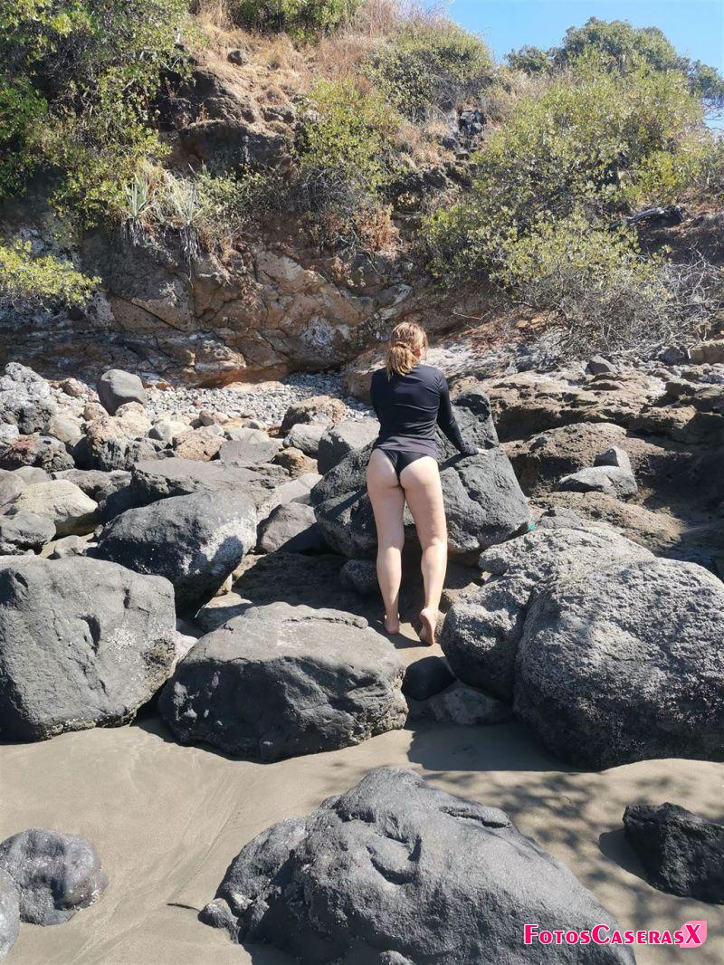 Mi mujer cachonda posando en la playa