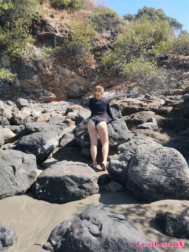 Mi mujer cachonda posando en la playa