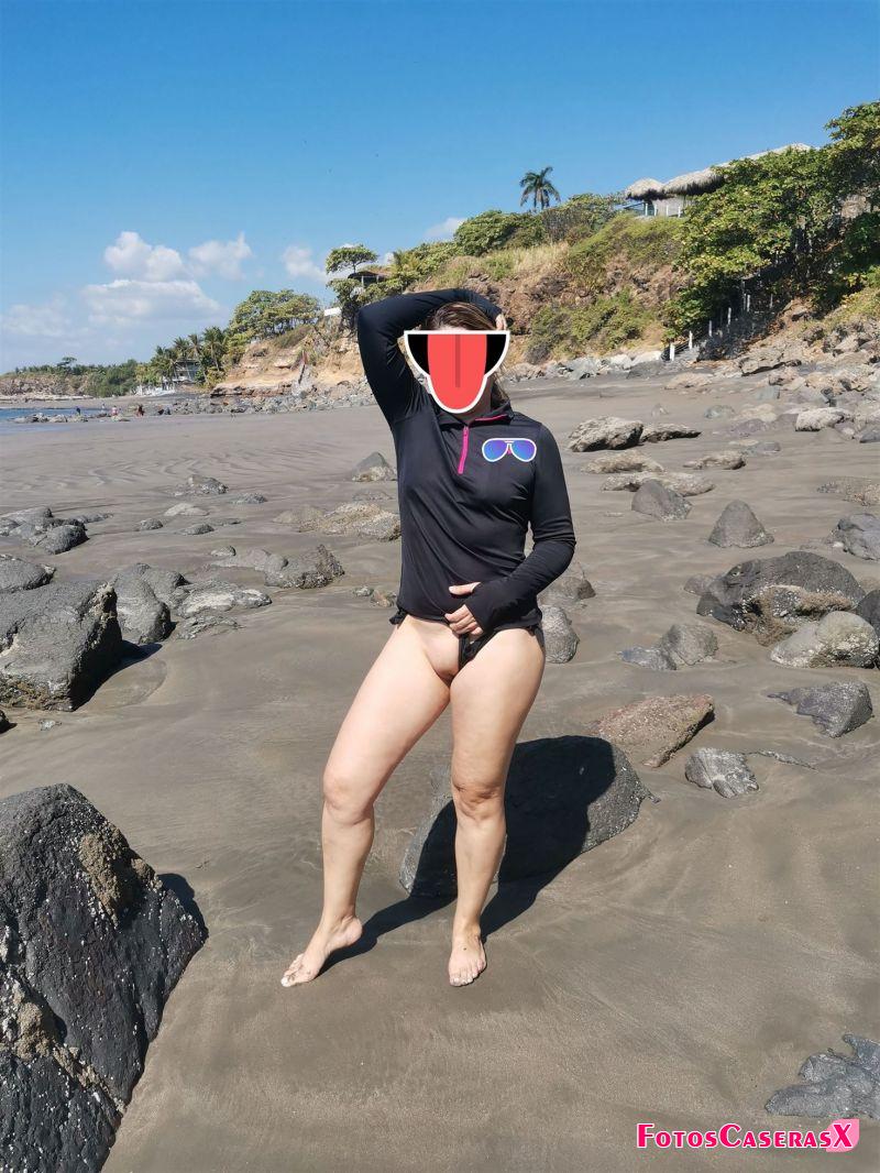 Mi mujer cachonda posando en la playa