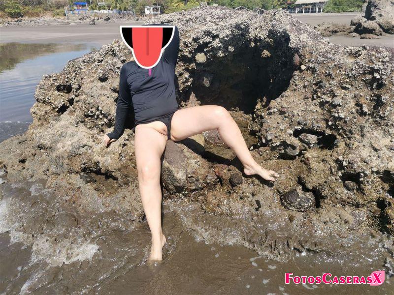 Mi mujer cachonda posando en la playa