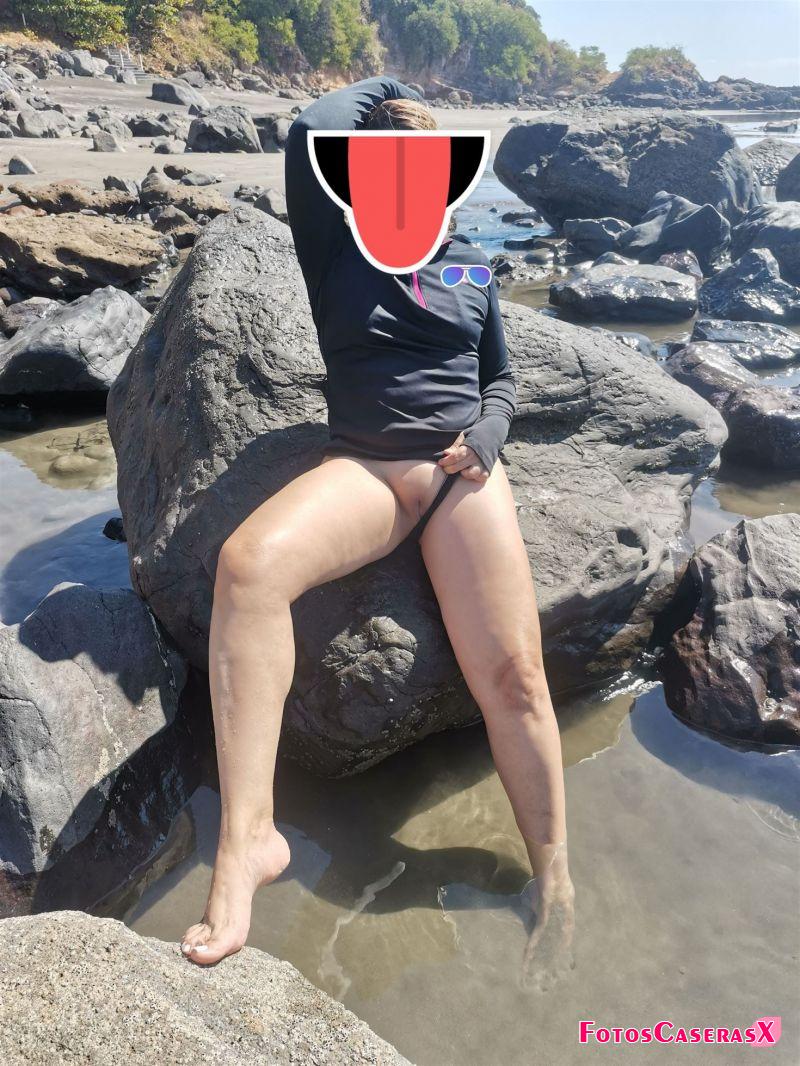 Mi mujer cachonda posando en la playa