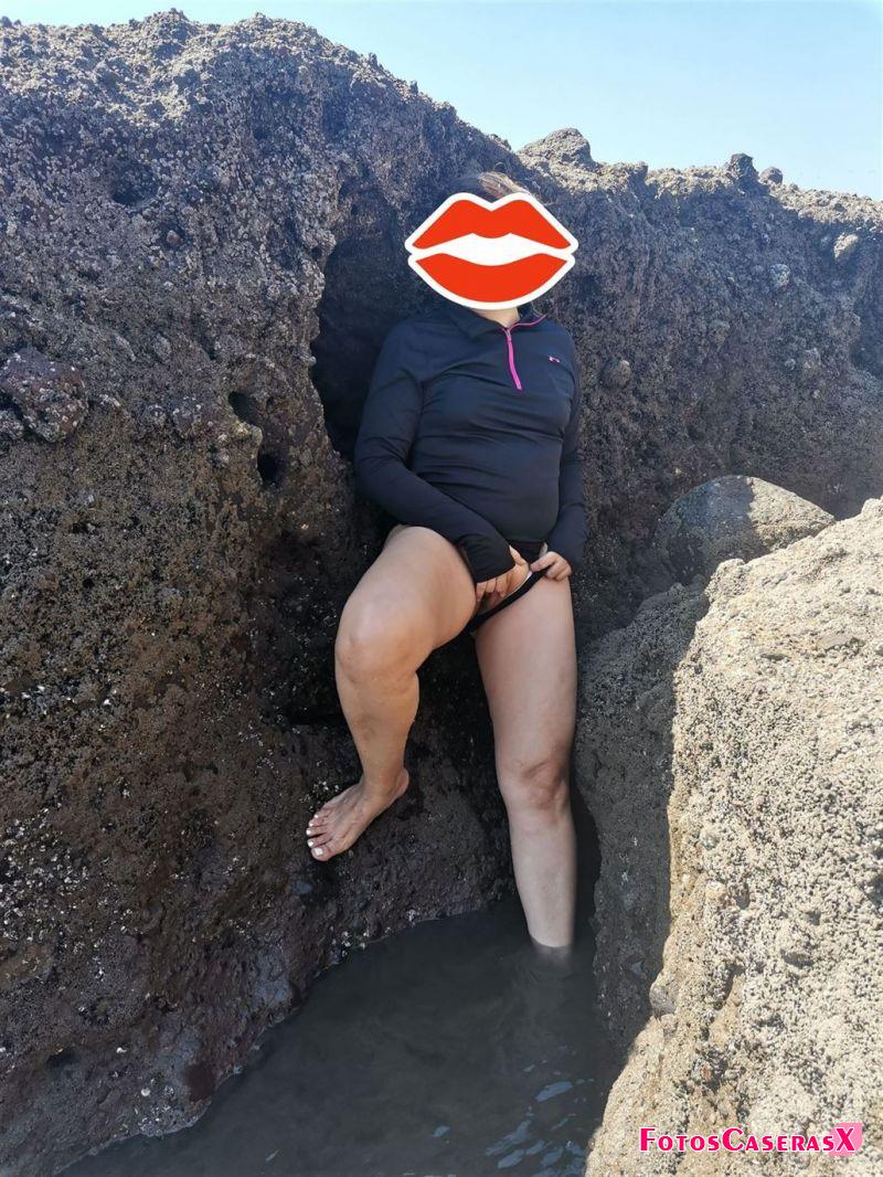 Mi mujer cachonda posando en la playa