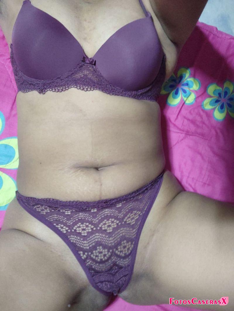 Mi putita hermosa deliciosa en lencería morado