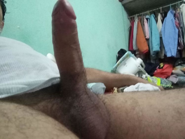 Hola les traigo unas fotos de mi verga ojala les guste