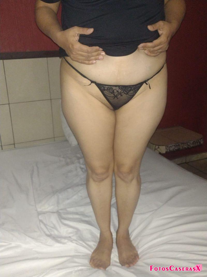 Con calzones transparentes, dejando que se me vea el culo