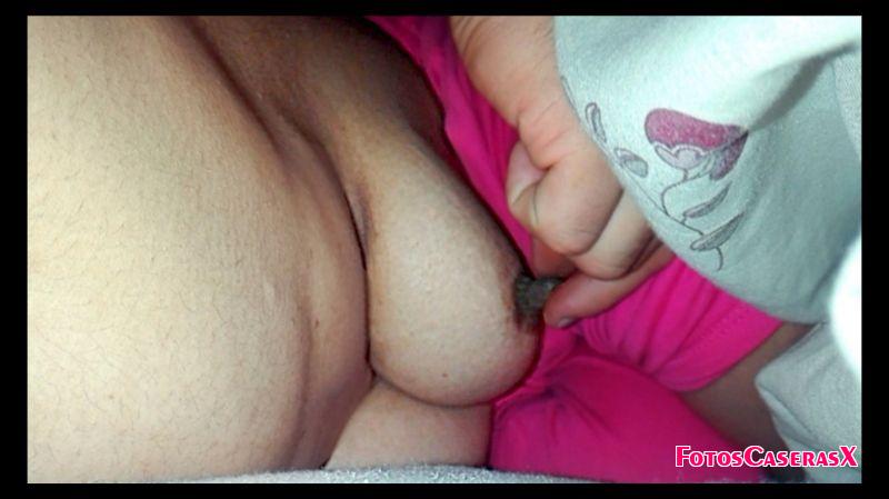 Hembra hermosa con flor de pezones