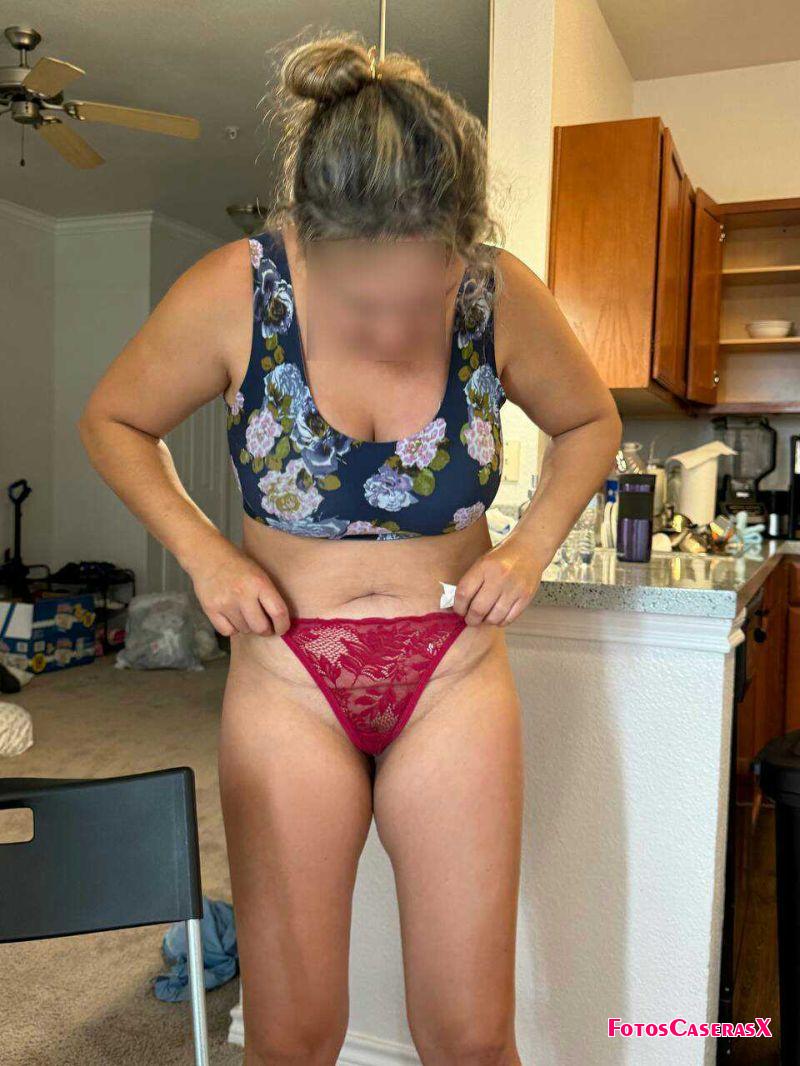 Culo de mi puta en tanga roja y negra 1 Culo de mi puta en tanga roja y negra
