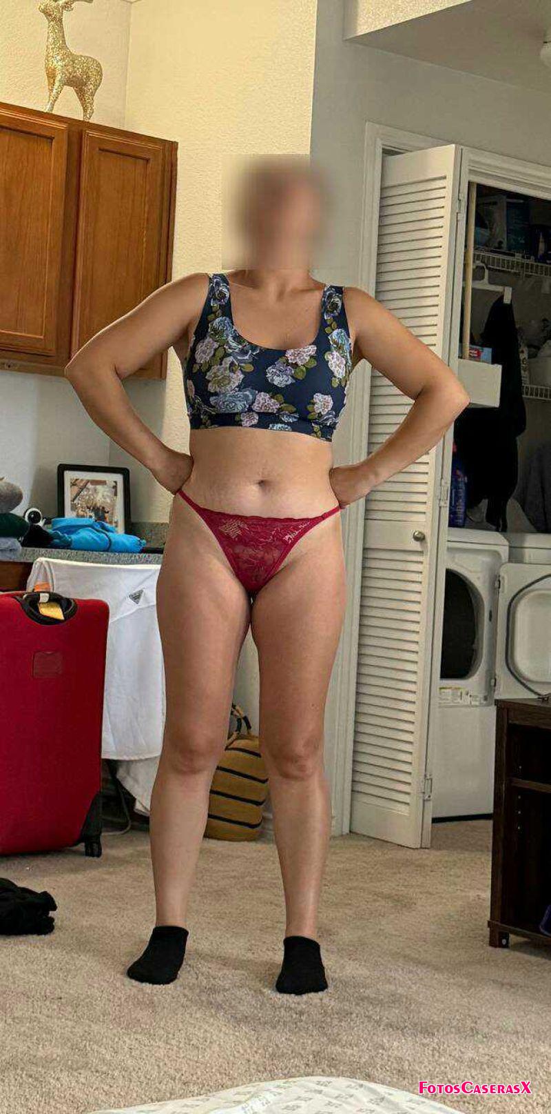 Culo de mi puta en tanga roja y negra 2 Culo de mi puta en tanga roja y negra