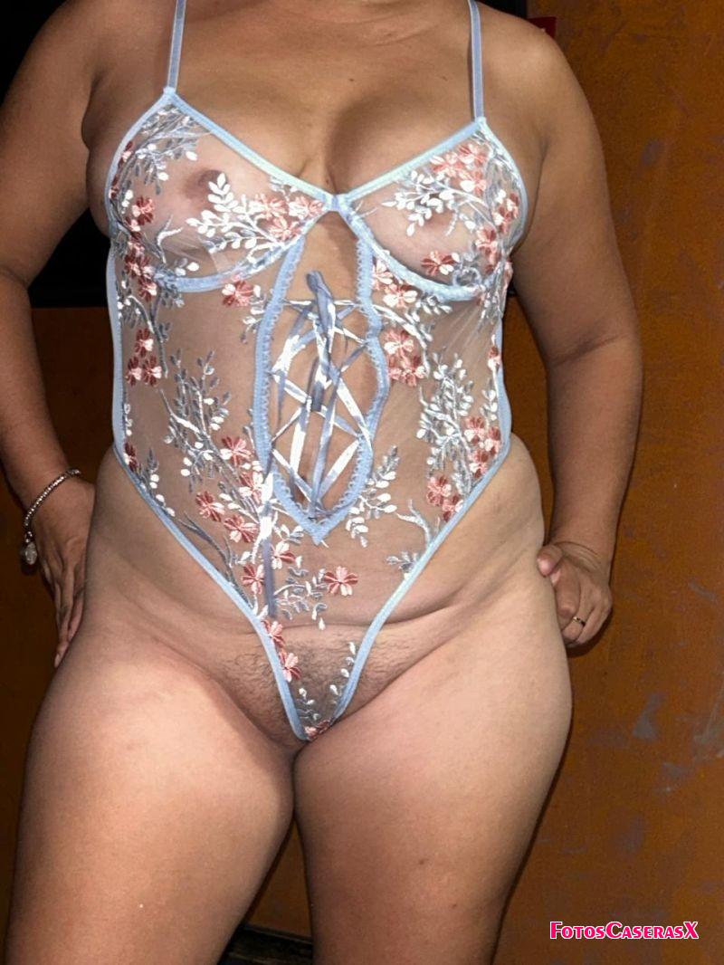 Más fotos de mi mujer bien rica y putita