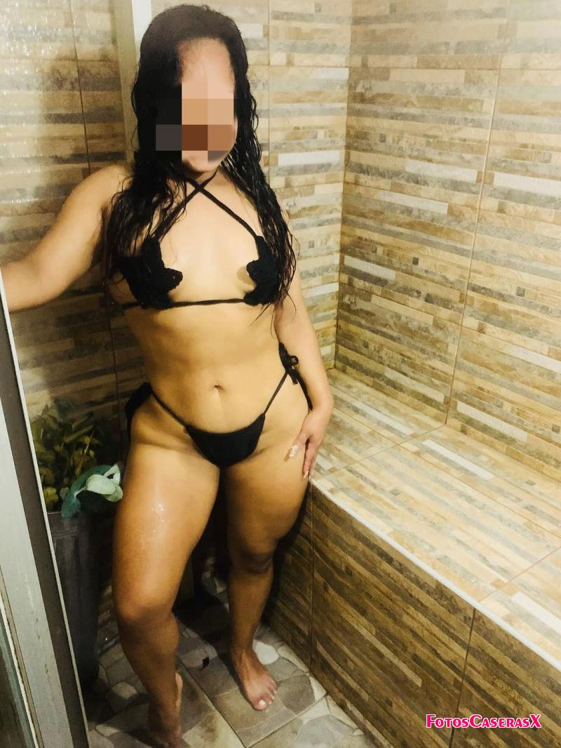 Sesión de fotos en tanguita sexy en el sauna 2 Sesión de fotos en tanguita sexy en el sauna