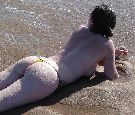 Unas tetas hermosas perdidas en la playa